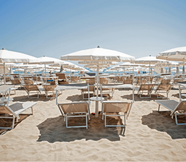 La spiaggia privata dell'hotel è stata premiata con la bandiera blu e gestita con criteri di ecosostenibilità