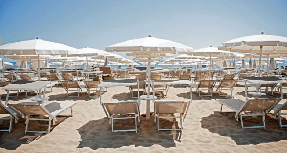 La spiaggia privata dell'hotel è stata premiata con la bandiera blu e gestita con criteri di ecosostenibilità