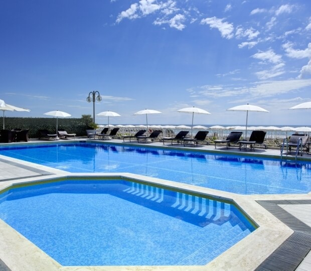 La piscina dell'Hotel è situata di fronte alla spiaggia
